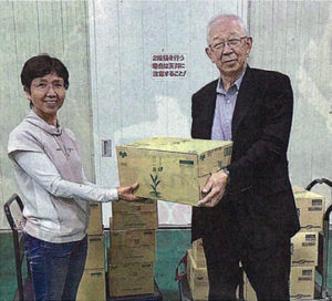 NPO側に商品を手渡す山口義弘会長