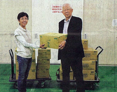 フードバンクはりまの辻本美波理事長（左）にペットボトル飲料を寄贈するキンキサインの山口義弘会長