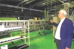 南海トラフ巨大地震の発生に備え、自治体に飲料水を供給できるよう準備するキンキサインの山口義弘会長＝神河町福本